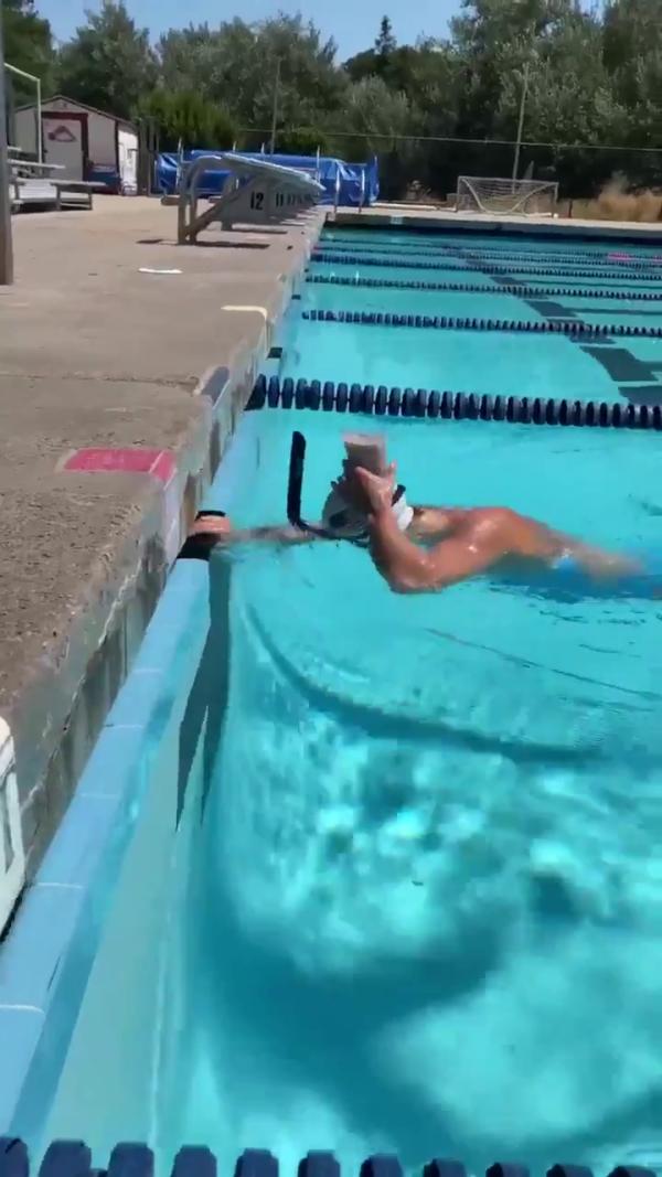 美國奪金女泳手爆練水奇招 頭頂○○游50米神乎其技！