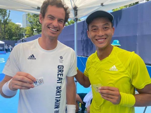 台灣網球手盧彥勳與英國的Andy Murray交換徽章（圖片來源：IG@lurendy）