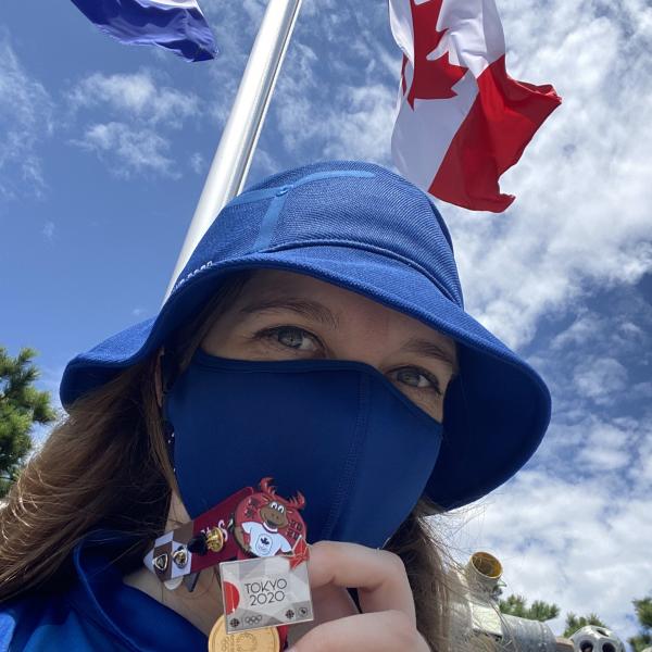 加拿大隊及CBC徽章（圖片來源：Twitter@CassieMitchele）