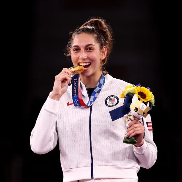 奧運得獎選手愛咬獎牌有原因 東奧揭製作原料幽默提醒：真的不能咬！