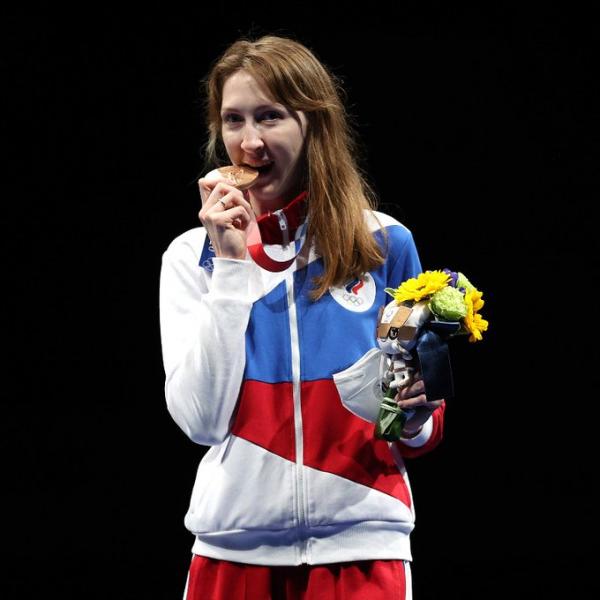 奧運得獎選手愛咬獎牌有原因 東奧揭製作原料幽默提醒：真的不能咬！
