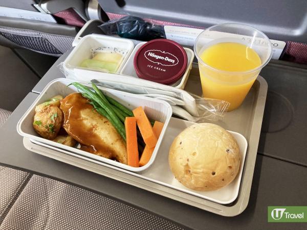 經濟艙飛機餐：烤雞胸配燒汁、燒新薯角烚甘筍、青豆角
