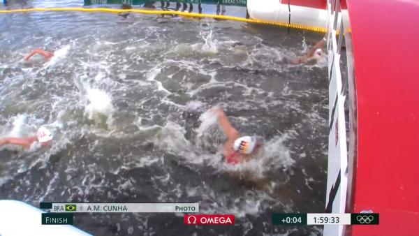 馬拉松游泳台場水質再成焦點 選手補充水分一幕網民形容似釣魚