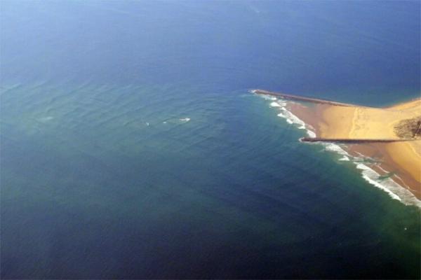 法國小島現罕見「方塊海」奇觀 專家警告﹕「一旦捲入必死無疑」