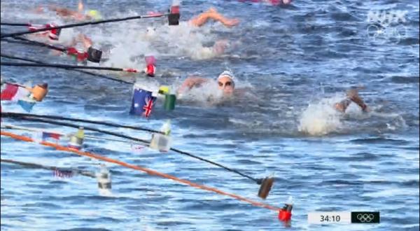 馬拉松游泳台場水質再成焦點 選手補充水分一幕網民形容似釣魚