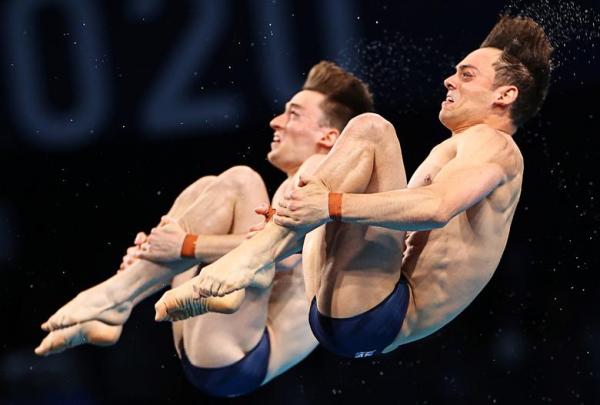 今年奪得跳水男雙金牌的Tom Daley與拍檔Matty Lee又被影到跳水時猙獰的樣子