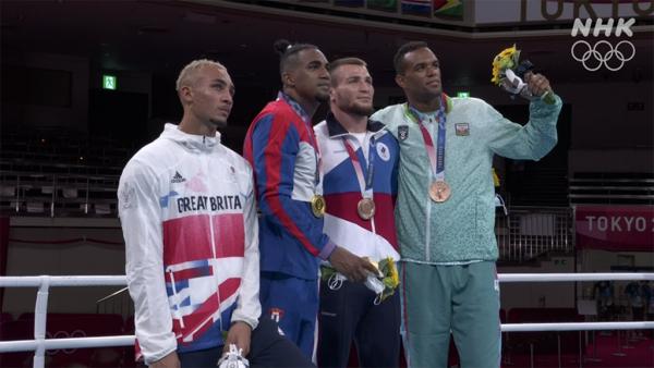 英國拳手失金放獎牌入袋惹爭議 事後解釋頒獎黑面及拒戴銀牌原因