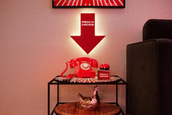 英國KFC快閃炸雞主題Staycation 人均6起入住 全晚任食炸雞Room Service！