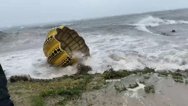 颱風盧碧吹襲日本香川縣 直島地標《黃色南瓜》遭吹毀！