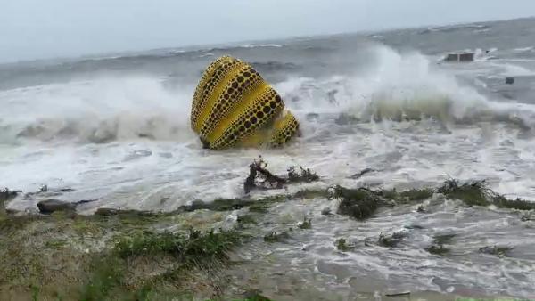 颱風盧碧吹襲日本香川縣 直島地標《黃色南瓜》遭吹毀！