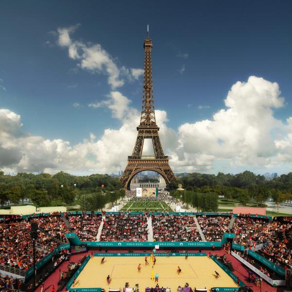 艾菲爾鐵塔（Eiffel Tower）下的戰神廣場( Champ-de-Mars)會有戶外場地玩沙灘排球。
