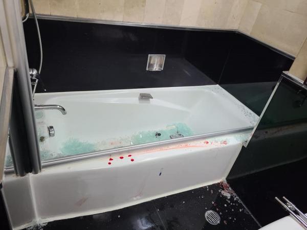 九龍區酒店住客沖涼出意外 浴缸玻璃門突然爆裂血跡斑斑
