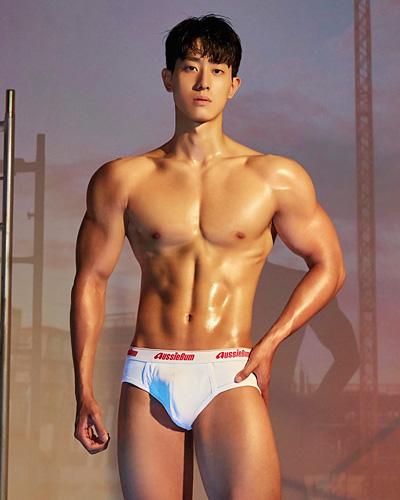  이광원  LEE Kwang Won 年齡 : 23 身高 : 181cm 重量 : 74kg 職業：大學生和私人教練
