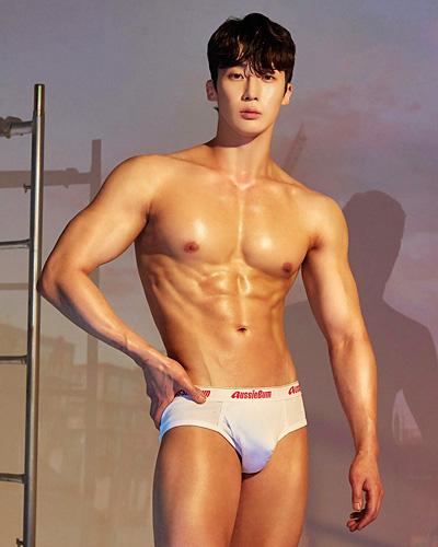 신우성  SHIN Woo Sung 年齡 : 32 身高 : 180cm 重量 : 72kg 職業：重工業工人