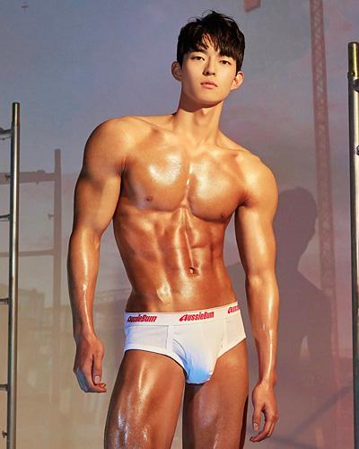 이형석  LEE Heong Seok 年齡 : 22 身高 : 178cm 重量 : 67kg 職業：學生