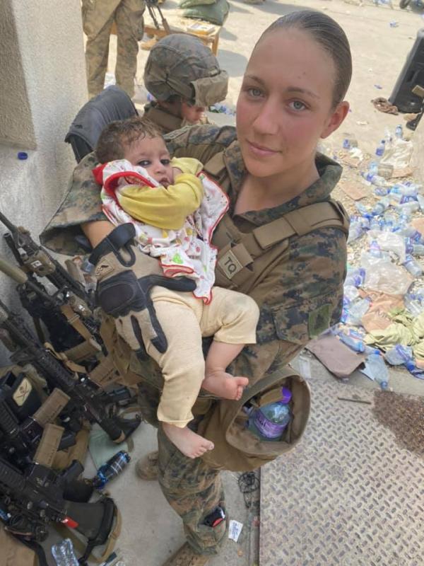 美國23歲女兵喀布爾機場恐襲身亡 生前照顧阿富汗嬰兒相慘成遺照