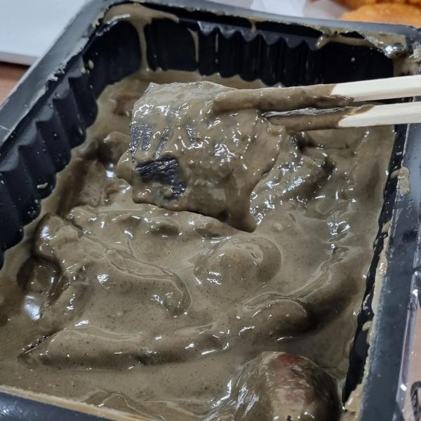 韓國新興「泥漿炒年糕」？ 韓國網民﹕「不要以貌取人 實質十分好吃！」