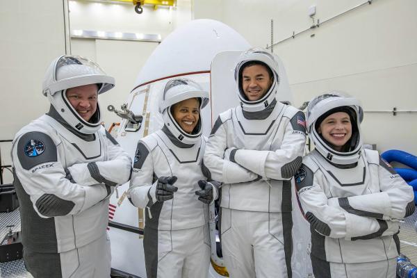 SpaceX首個平民太空旅行搭「靈感4」出發 億萬富翁做領航員 目標籌2億美元助兒童醫學研究