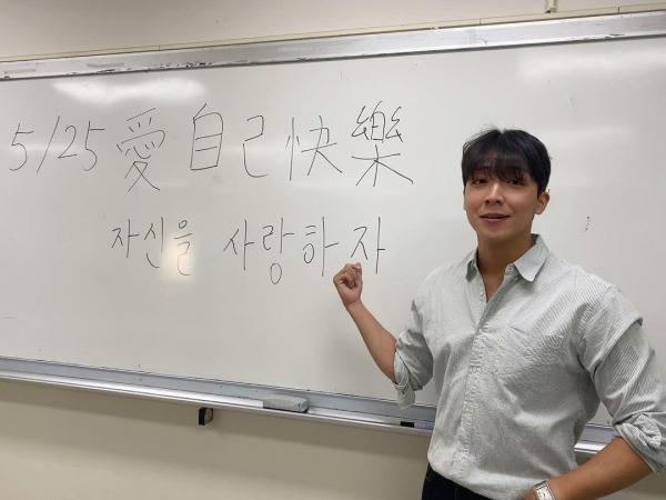 金炳秀 김병수 韓國爆肌OPPA赴台教書成熱話 上課難掩高顏值+二頭肌！