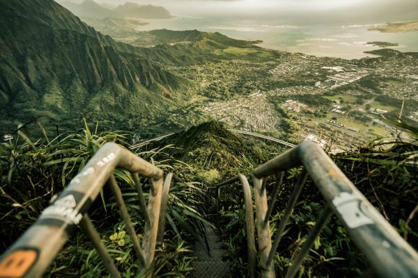 夏威夷斥1億美元拆「天國的階梯」 全球最恐怖、非法登山打卡意外頻生