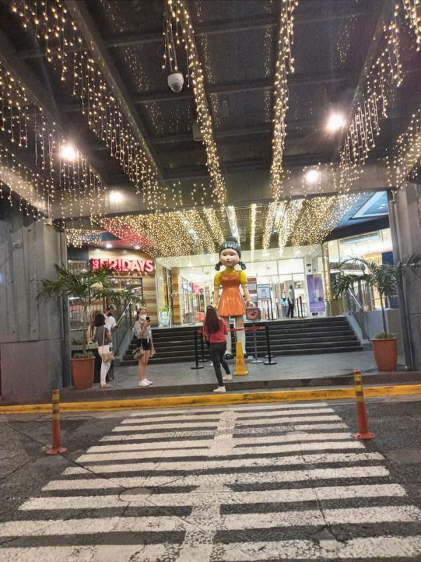 菲律賓商場驚現《魷魚遊戲》巨型殺人「鬼女孩」 重現「生死紅綠燈」一幕 路人步步驚心！