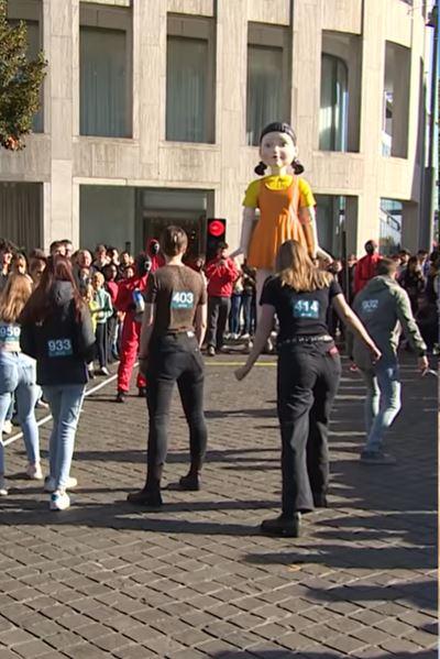 荷蘭廣場驚現《魷魚遊戲》娃娃 街頭玩123木頭人遊戲