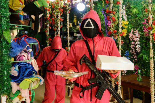 印尼咖啡廳化身魷魚遊戲場景 持槍紅衣人員監察玩木頭人、椪糖