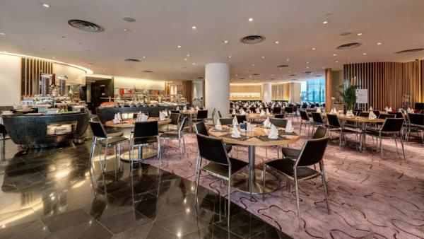 香港諾富特世紀酒店Staycation優惠34折起！ 客房免費升級+和牛晚餐+自助早餐 人均低至4