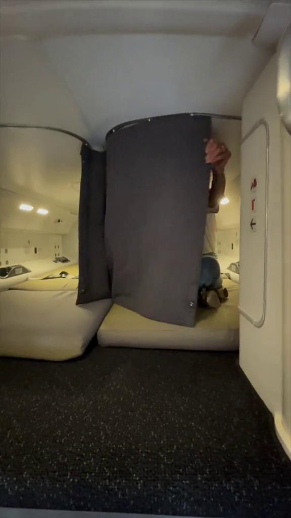 空姐空少飛長途睡在哪裡？ 機組人員休息區大揭秘