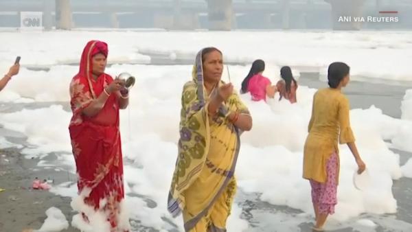 印度恆河現大量毒泡 民眾堅守傳統沐浴慶祝節日