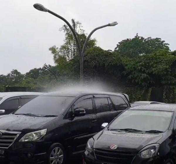 印尼停車場僅一車頂現暴雨 氣象局解釋詭異現象