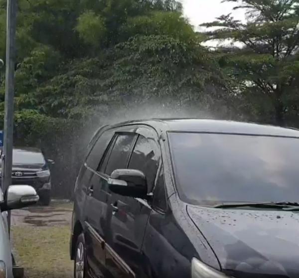 印尼停車場僅一車頂現暴雨 氣象局解釋詭異現象