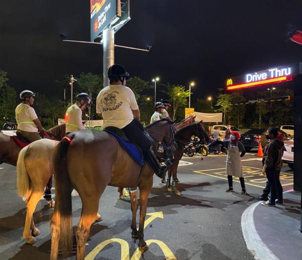 馬來西亞5人騎馬去麥當勞Drive-thru買外賣 因兩件事惹網民鬧爆