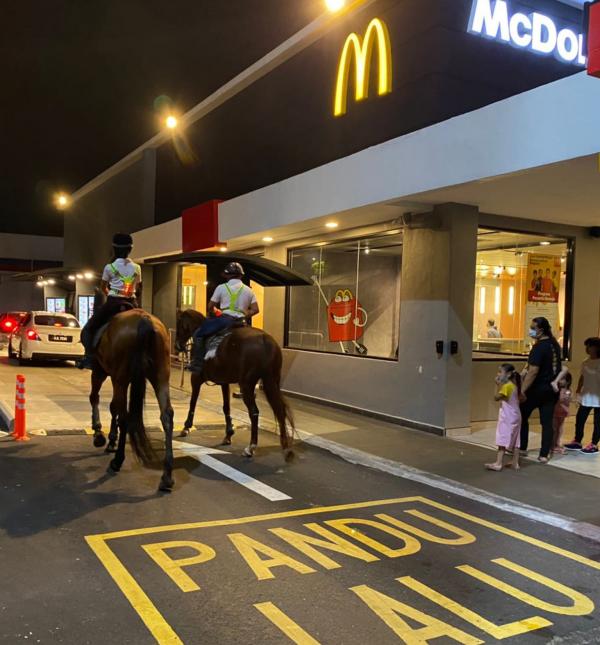 馬來西亞5人騎馬去麥當勞Drive-thru買外賣 因兩件事惹網民鬧爆