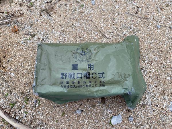 沖繩旅行意外撿到台灣軍糧 日男無懼包裝損毀開箱試食