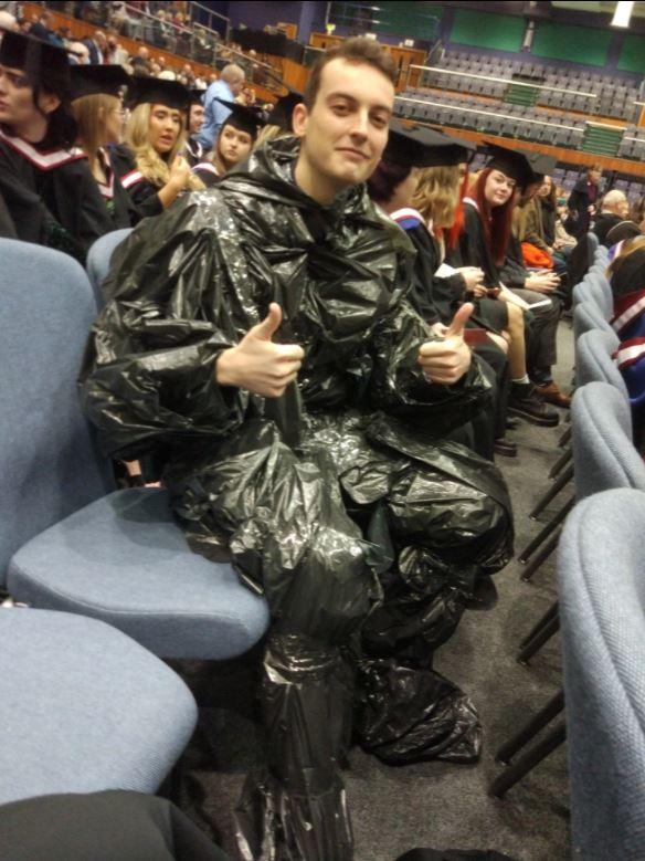 英國大學畢業生買唔起畢業袍 著垃圾袋行禮獲全場掌聲