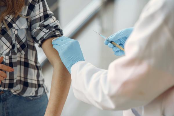 意大利推疫苗通行證 50歲男子用假手臂接種 護士當場踢爆