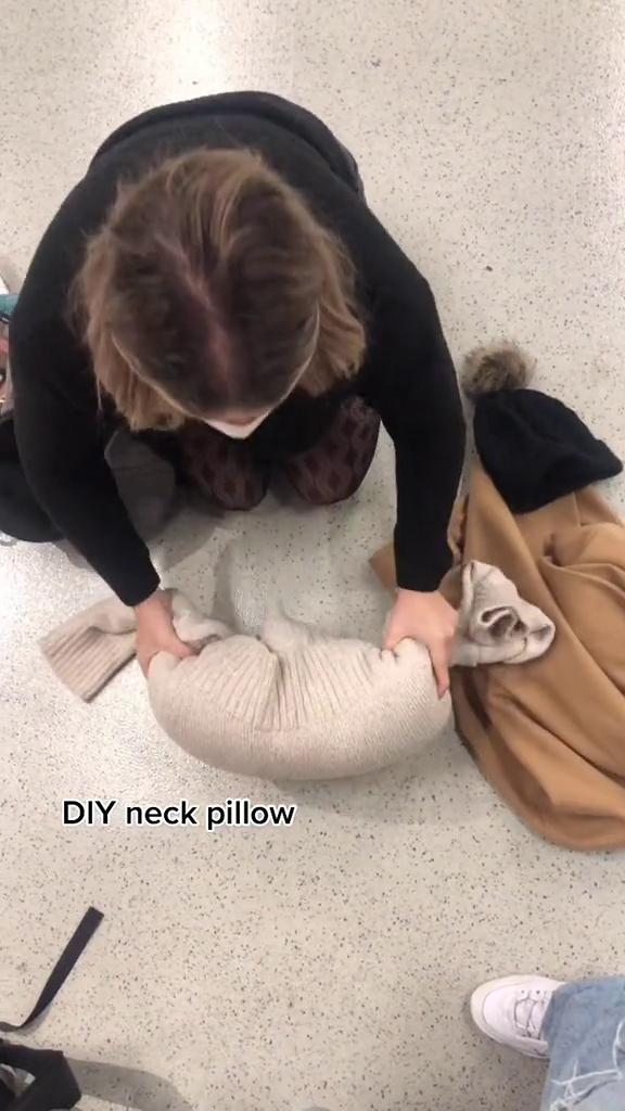 外國女子教路避行李過重 將衣物捲成頸枕帶上機惹爭議