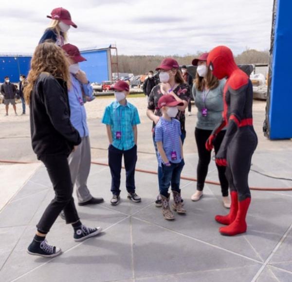 6歲Marvel粉絲為救妹勇鬥惡犬縫90針 蜘蛛俠兌現承諾 邀全家參觀片場
