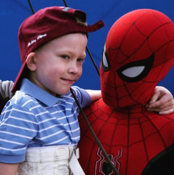 6歲Marvel粉絲為救妹勇鬥惡犬縫90針 蜘蛛俠兌現承諾 邀全家參觀片場