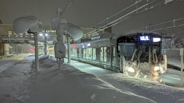 日本寒流吹襲滋賀縣暴雪破紀錄 電車門外積雪超誇張：北海道亦沒見過
