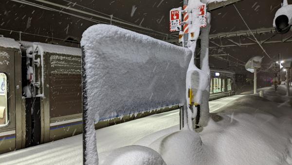 日本寒流吹襲滋賀縣暴雪破紀錄 電車門外積雪超誇張：北海道亦沒見過