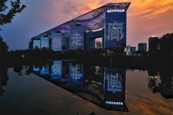 上海松江G60科創雲廊「用虛假、浪費的誇張手段盲目追求城市奇觀，以掩蓋建築主體的平庸設計」