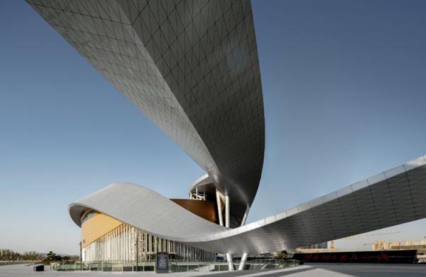 江蘇蘇州灣文化中心「用無功能的超尺度形式附會飄帶概念，造型浮誇浪費，屬於假大空設計的代表作」