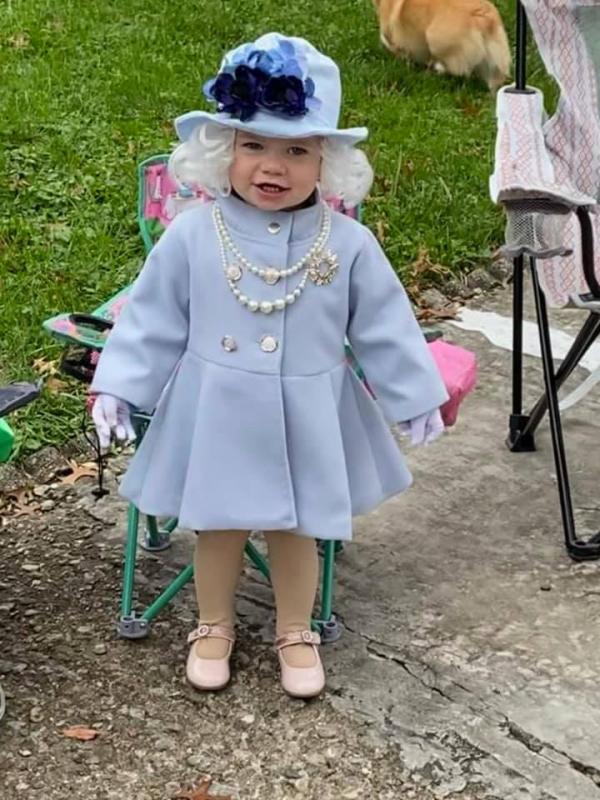 美國1歲女童萌扮英女王 獲英國王室回信讚美喜出望外
