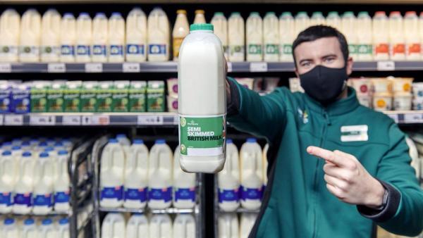 英國超市宣布移除牛奶有效日期 鼓勵顧客用鼻子判斷品質