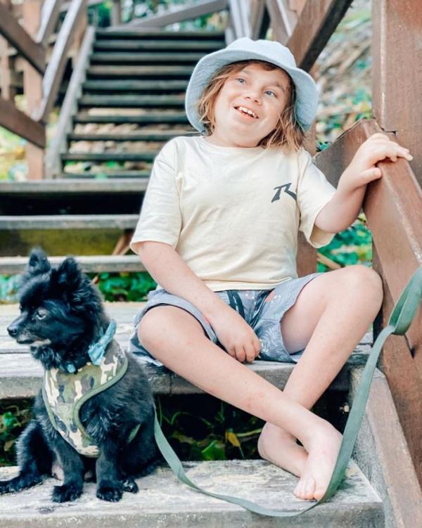 43歲單親媽媽揹多重殘障兒環遊世界 廿六年來充當兒子雙腳上山下海