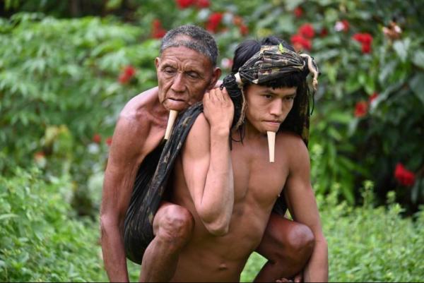 亞馬遜部落往返接種站需12小時 原住民孝子揹父徒步穿越雨林打疫苗