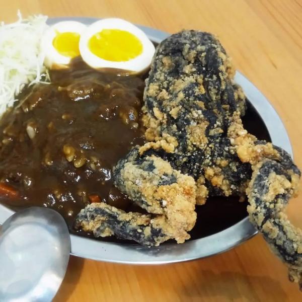 台灣餐廳推「原隻炸青蛙」咖哩飯 賣相嚇壞網民：視覺衝擊