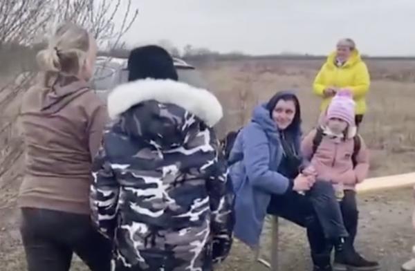 烏克蘭爸爸戰火下託陌生人帶子女逃亡 邊境重逢抱頭痛哭場面動容